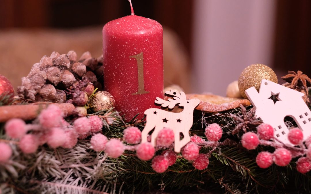 W&nbsp;oczekiwaniu na&nbsp;światło i&nbsp;życie – skąd pochodzi zwyczaj wieńca adwentowego? 