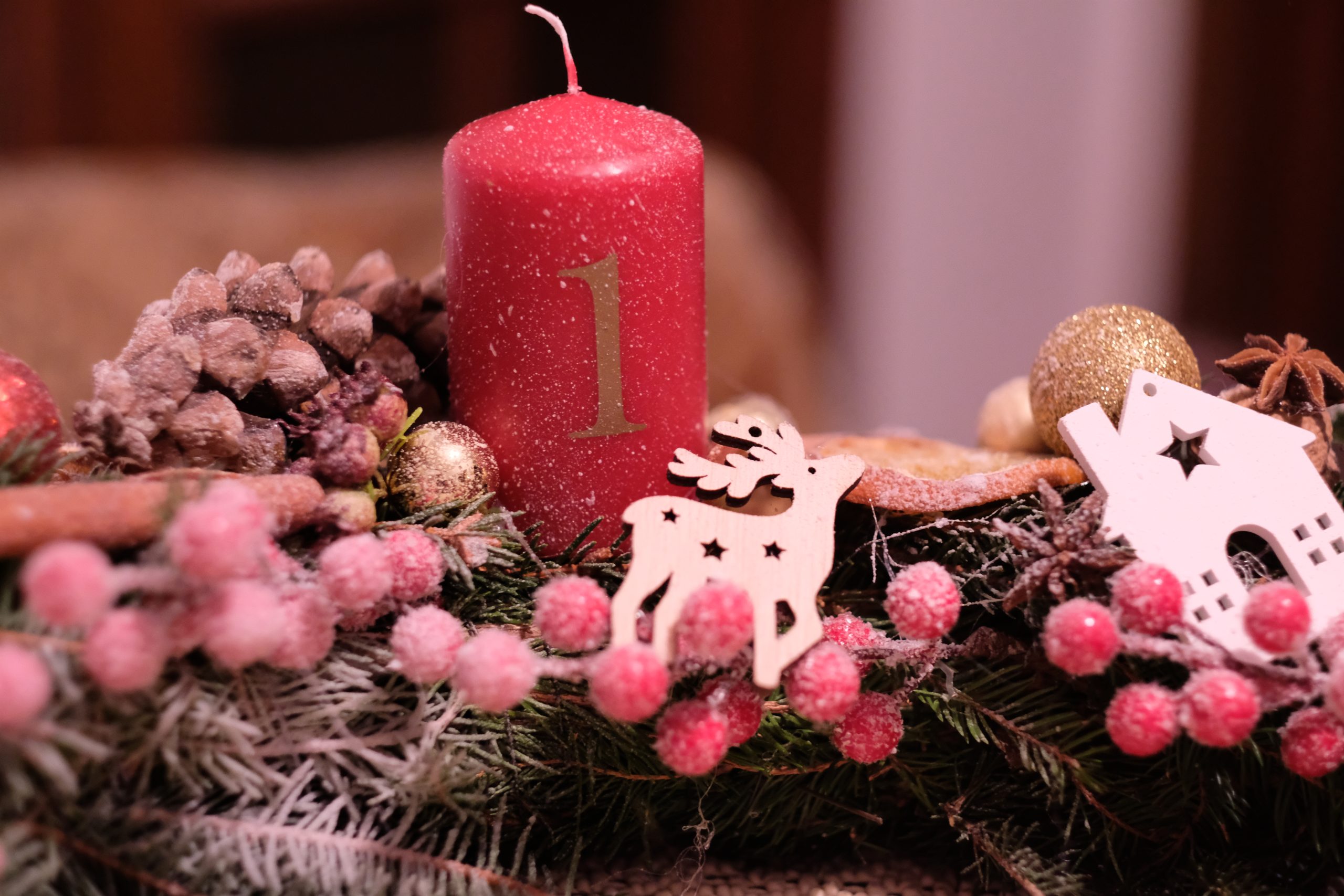 W&nbsp;oczekiwaniu na&nbsp;światło i&nbsp;życie – skąd pochodzi zwyczaj wieńca adwentowego? 