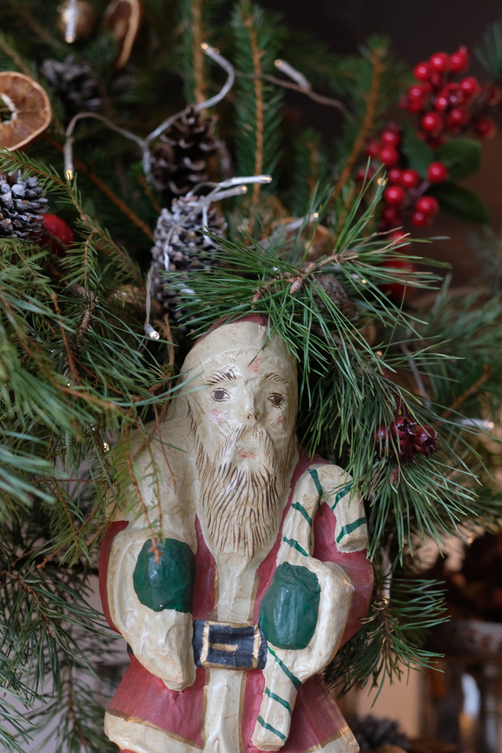 6. grudnia – dzień poczciwego brodacza z&nbsp;prezentami czy&nbsp;straszny taniec włochatych potworów?